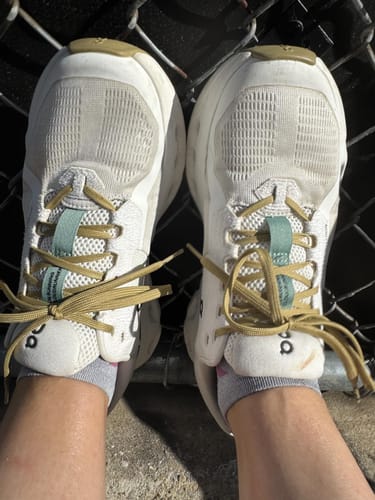 Kundbild på rengjorda sneakers