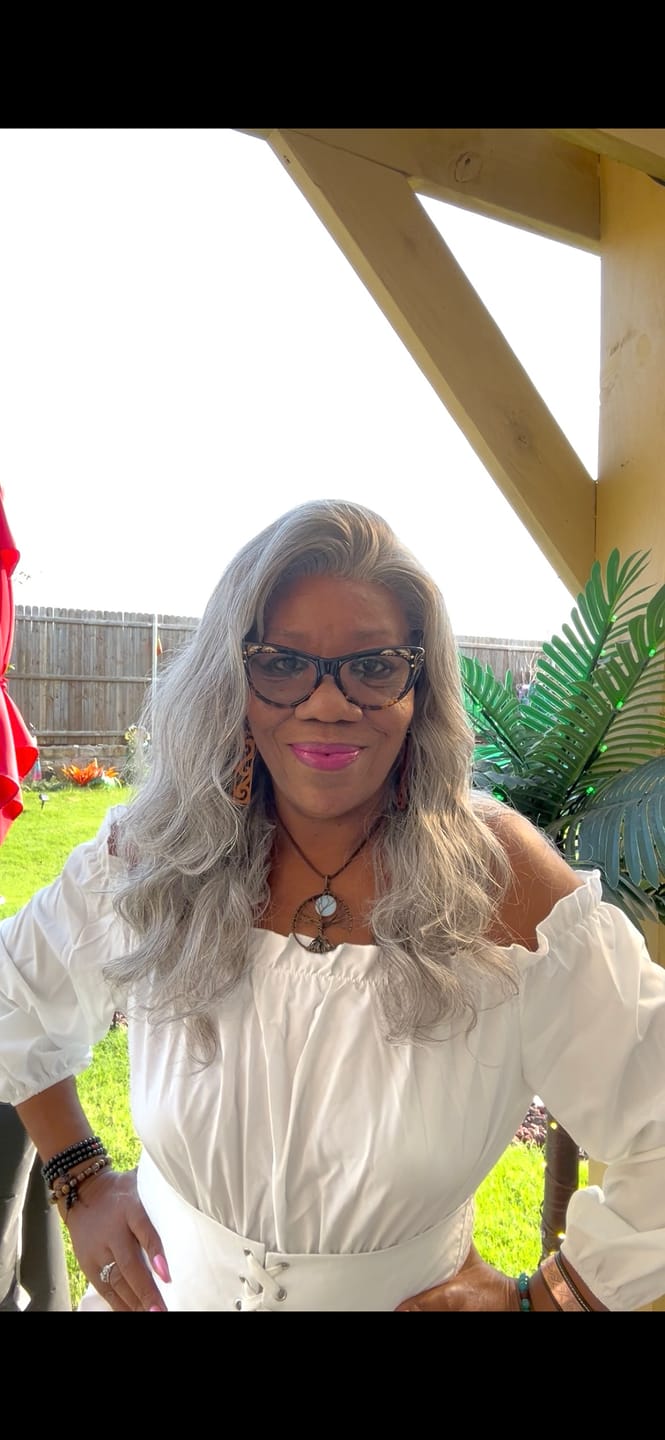 Customer photo review of Luvwin 4C Edges Salt & Pepper More Salt Highlight Front Glueless Straight Wig