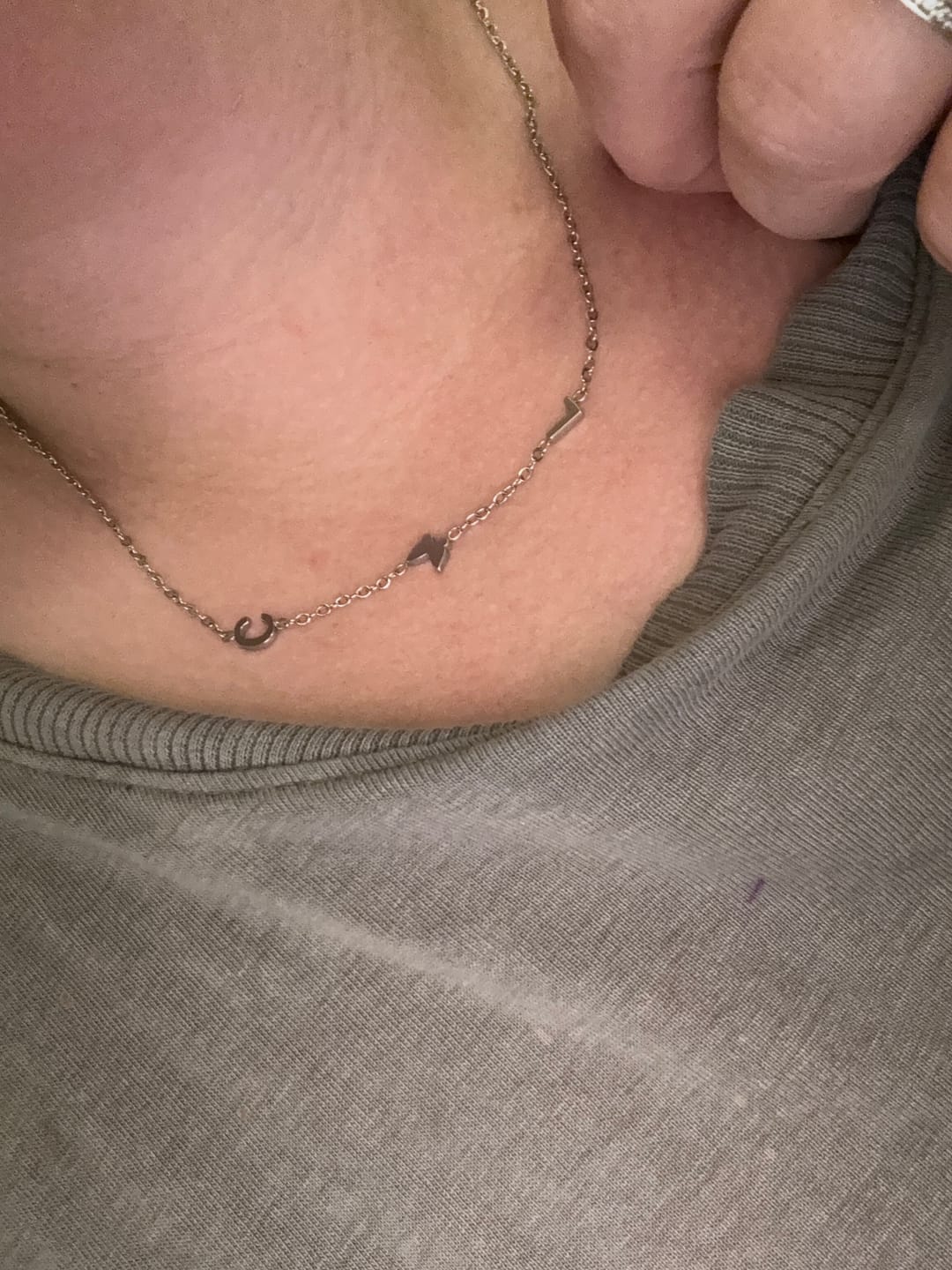 Customer photo review of Personligt halsband med initialer i sidled