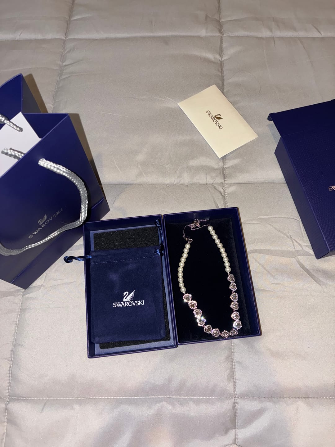 Customer photo review of COLLAR CHOKER SWAROVSKI ARIANA GRANDE  PERLAS CORAZONES + KIT DE REGALO