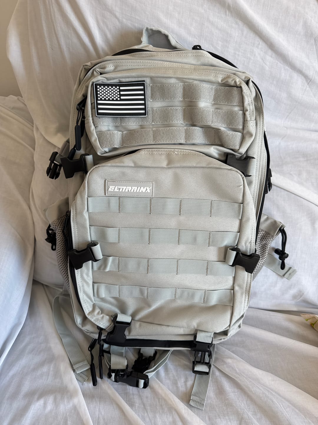Customer photo review of Mochila Táctica 45L con compartimento para comida Silver