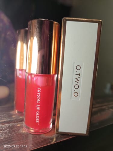 Customer photo review of O.TWO.O PLUMP SHINY CRYSTAL LIP GLOSS