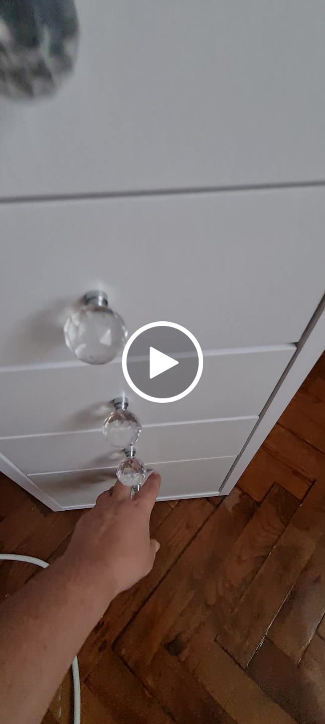 Customer video review of Rani BJ118 Hollywood Işıklı Aynalı Kulis Makyaj Masası Cam Tablalı 13 Çekmeceli Takı Düzenleyici Beyaz