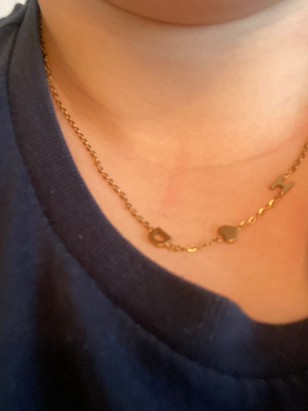 Customer photo review of Personligt halsband med initialer i sidled