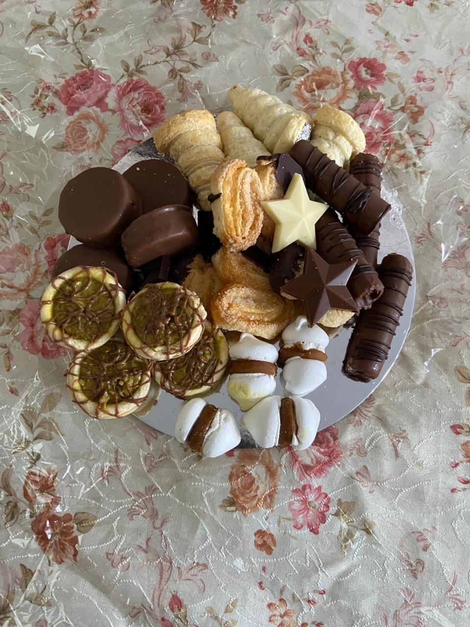 Customer photo review of Bandeja Dieciochera de Mini Dulces Chilenos y Chocolates