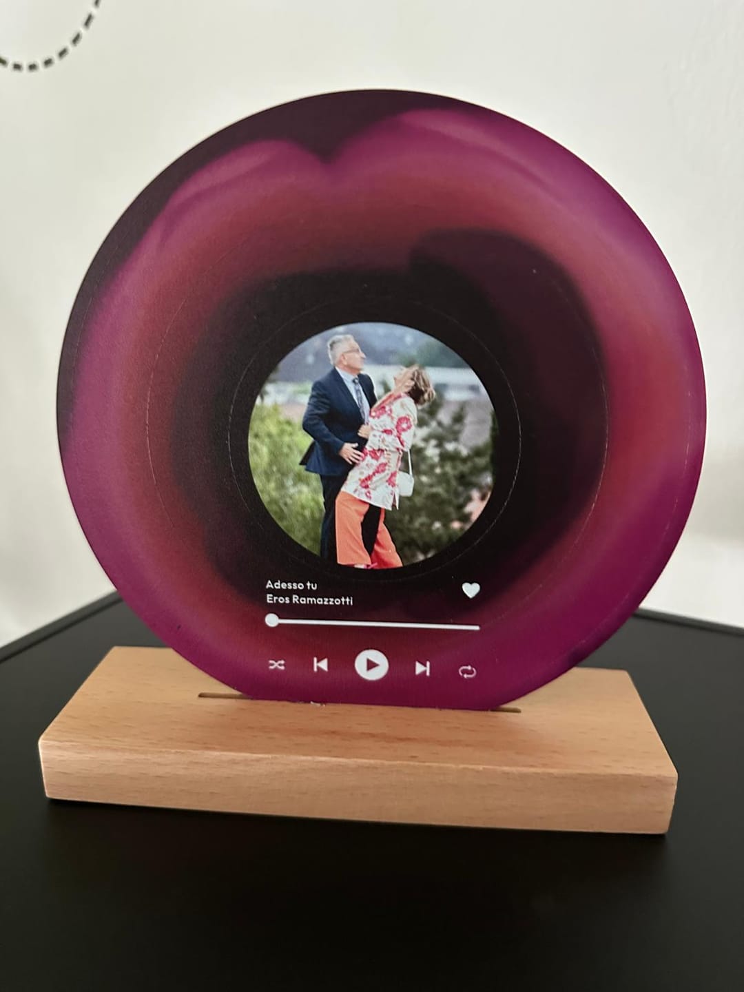 Customer photo review of Unser Song - Personalisierte Acryl-Schallplatte mit Songtitel und Foto mit Holzaufsteller