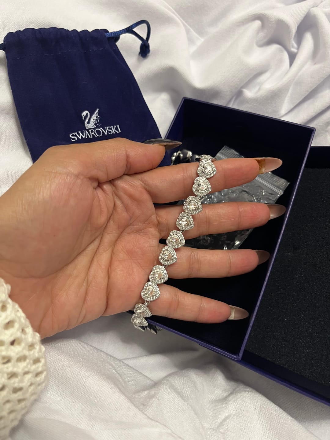 Customer photo review of COLLAR SWAROVSKI TENIS CORAZONES BLANCOS ARIANA GRANDE + KIT DE REGALO
