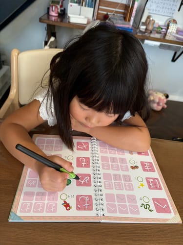 Customer photo review of 文字が消える!? まほうのドリル（ひらがな・カタカナ）