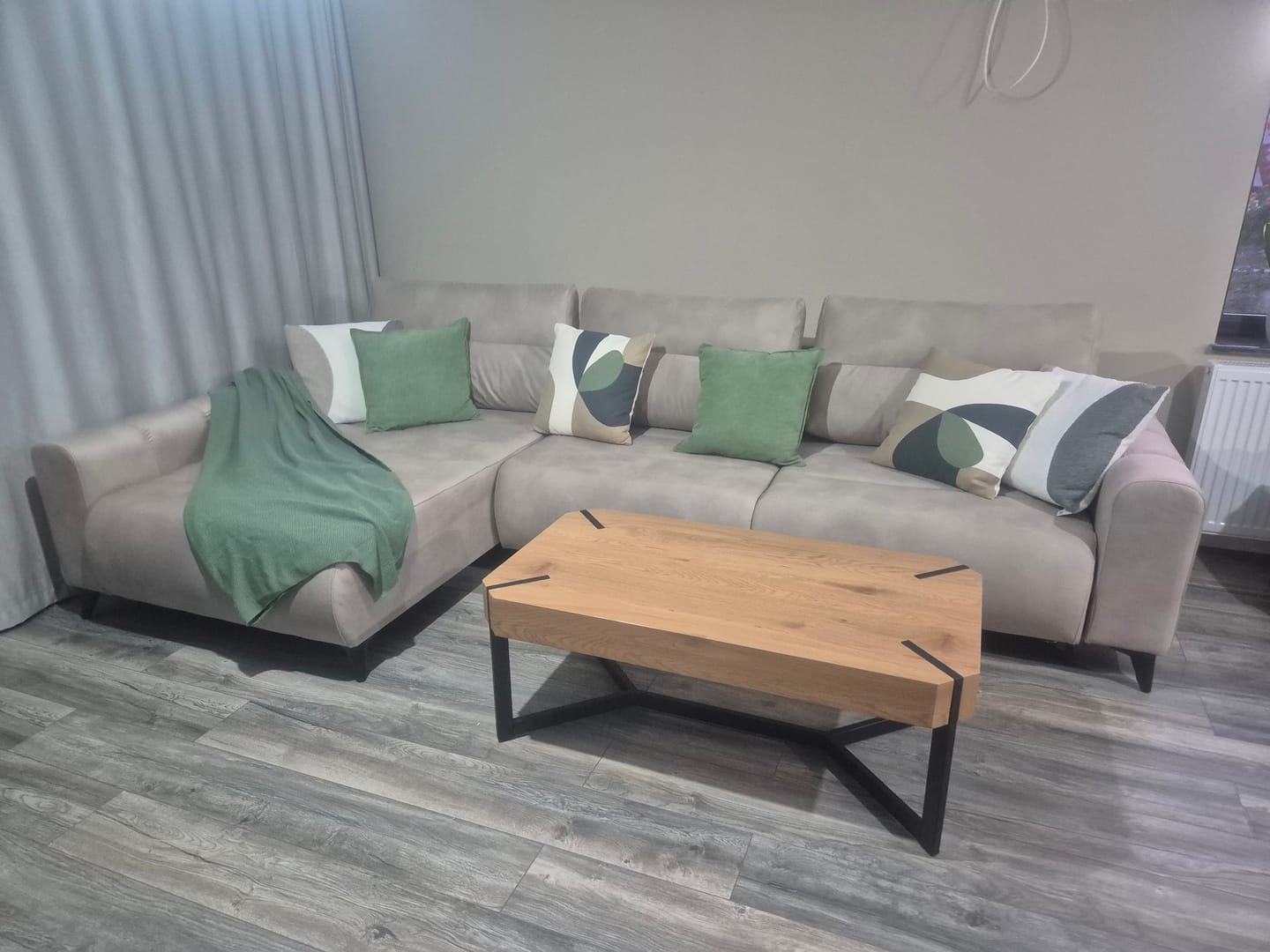 Customer photo review of Masa LAVIDA, stejar auriu/negru, 110x60x43 cm