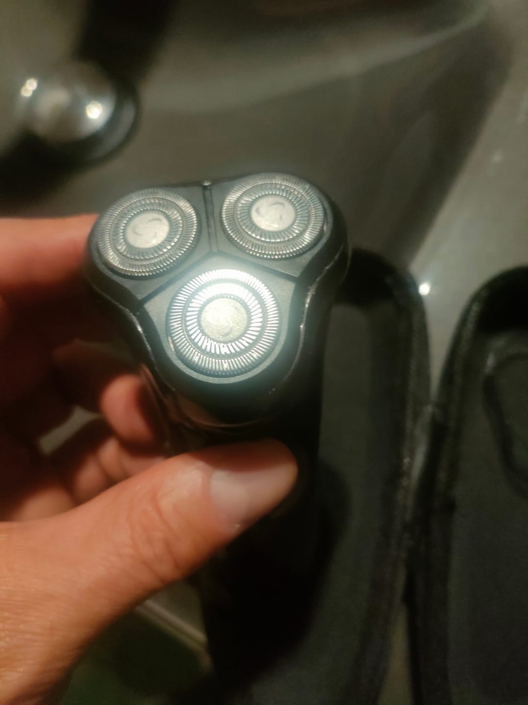 Customer photo review of Rasoir électrique V1 Pro – Lames 4D ultra-précises et tondeuse intégrée pour un rasage net et confortable