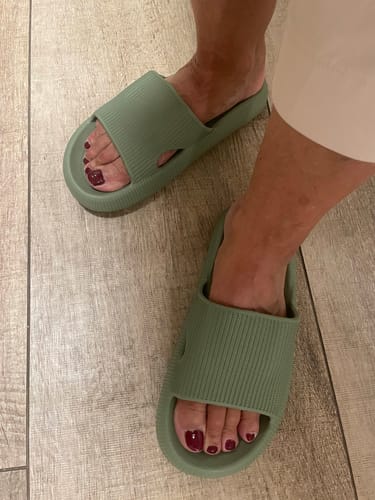 Customer photo review of HappyFlops