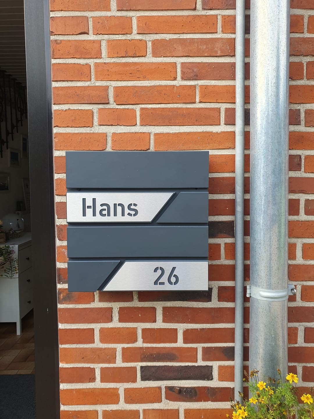 Customer photo review of AlbersDesign Briefkasten B1 anthrazit (RAL7016) personalisiert mit Edelstahl-Schildern