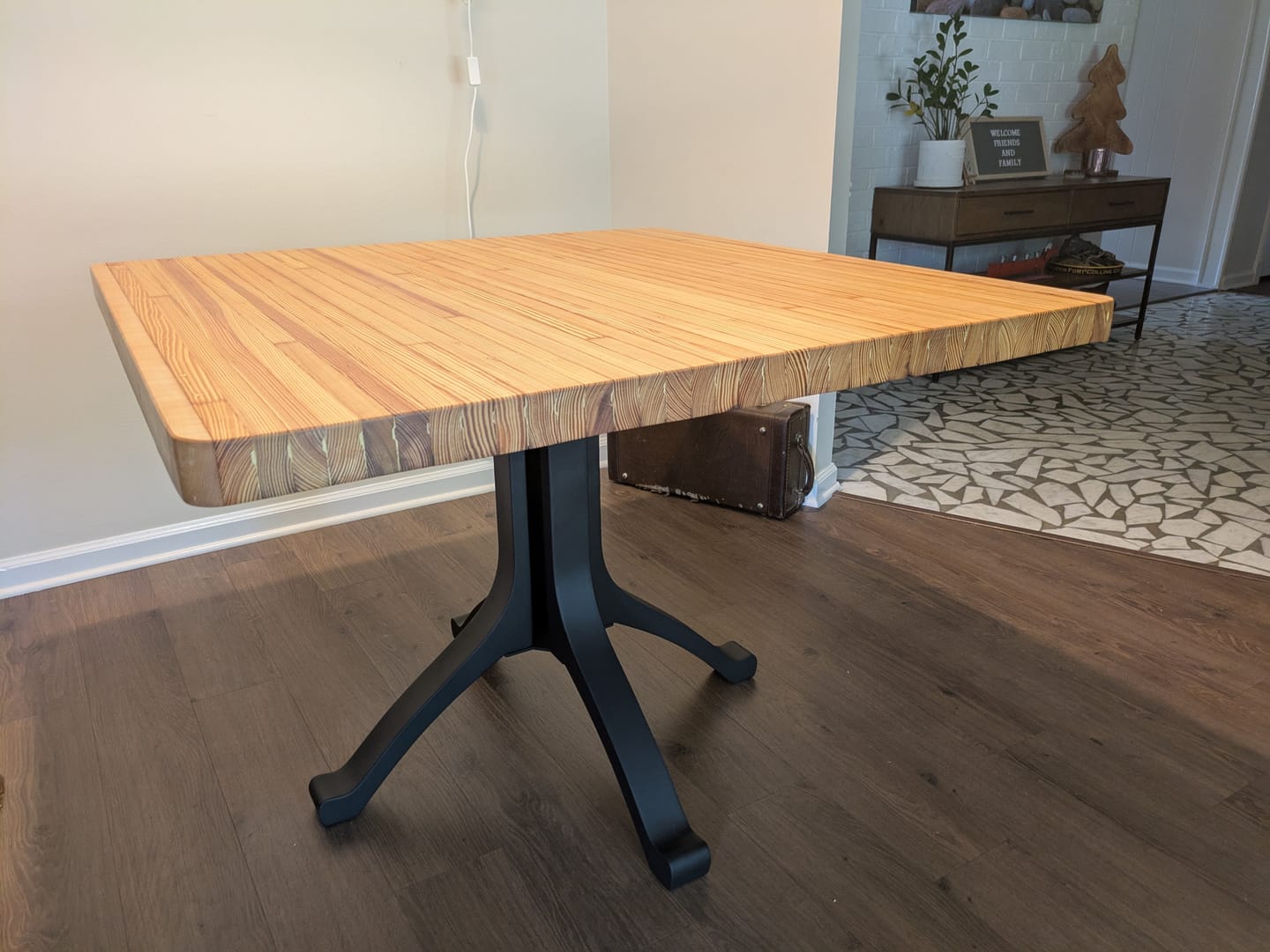 Customer photo review of Table Base 213 Wishbone 28H for Round Dining Tabletop