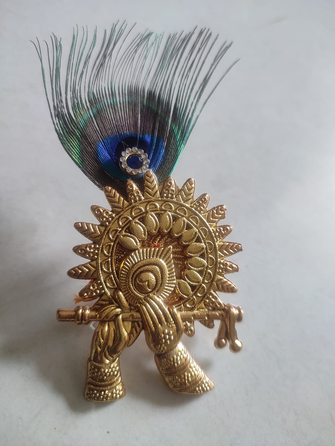 Customer photo review of LAMANSH Metal Designer bansuri brooches with mor pankh 🦚 / Welcome gifts for barati's and guests in weddings and hotels resorts or destination weddings