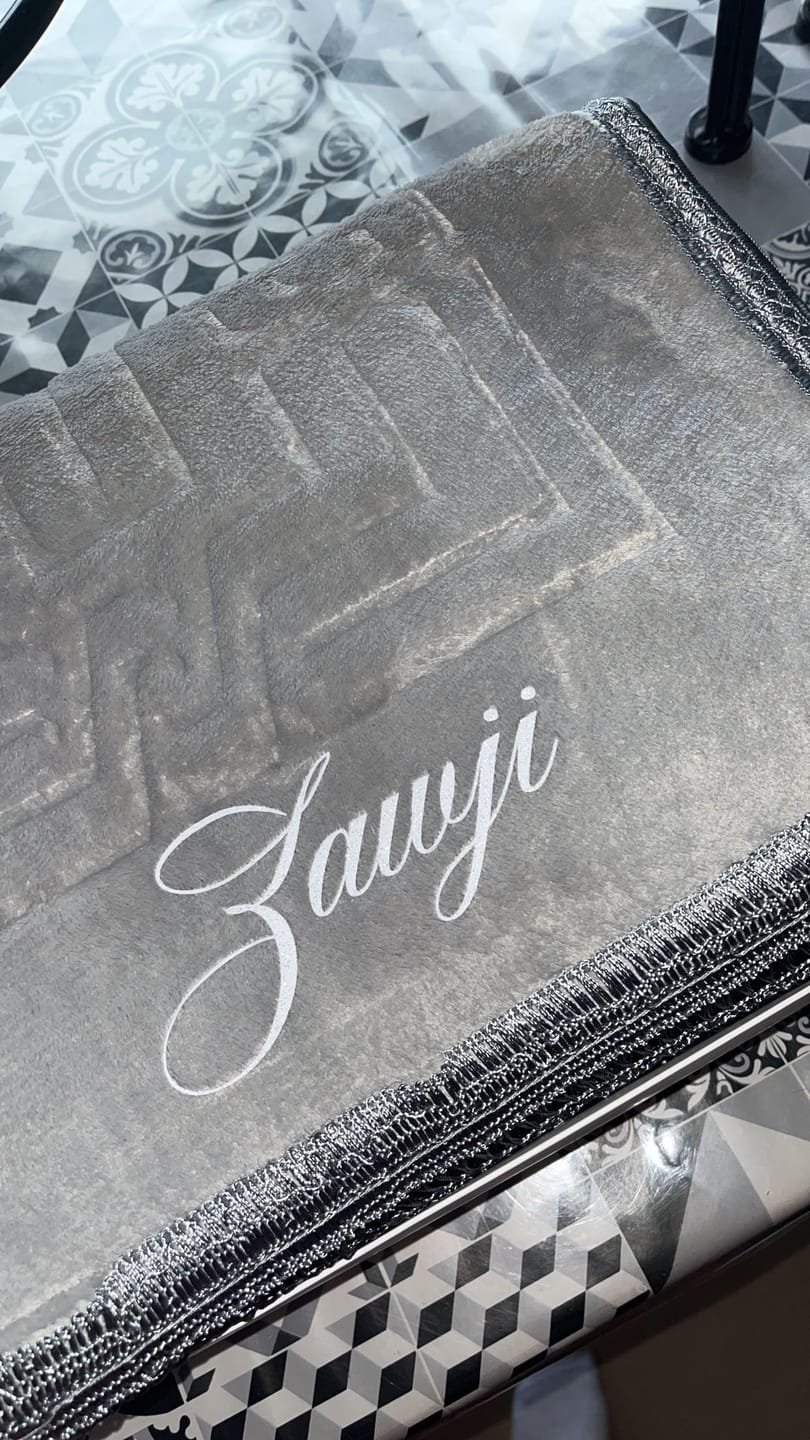 Customer photo review of Tapis de prière épais à personnaliser gris