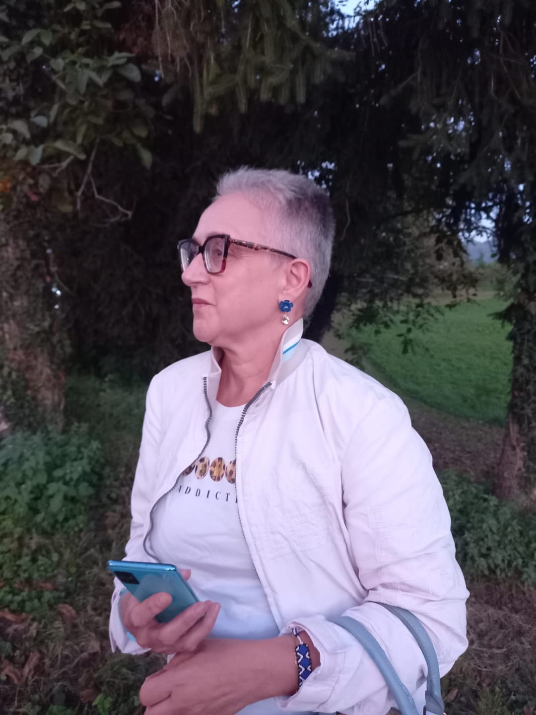 Customer photo review of Orecchini pendenti "Camelia" Blu con Goccia Cristallo