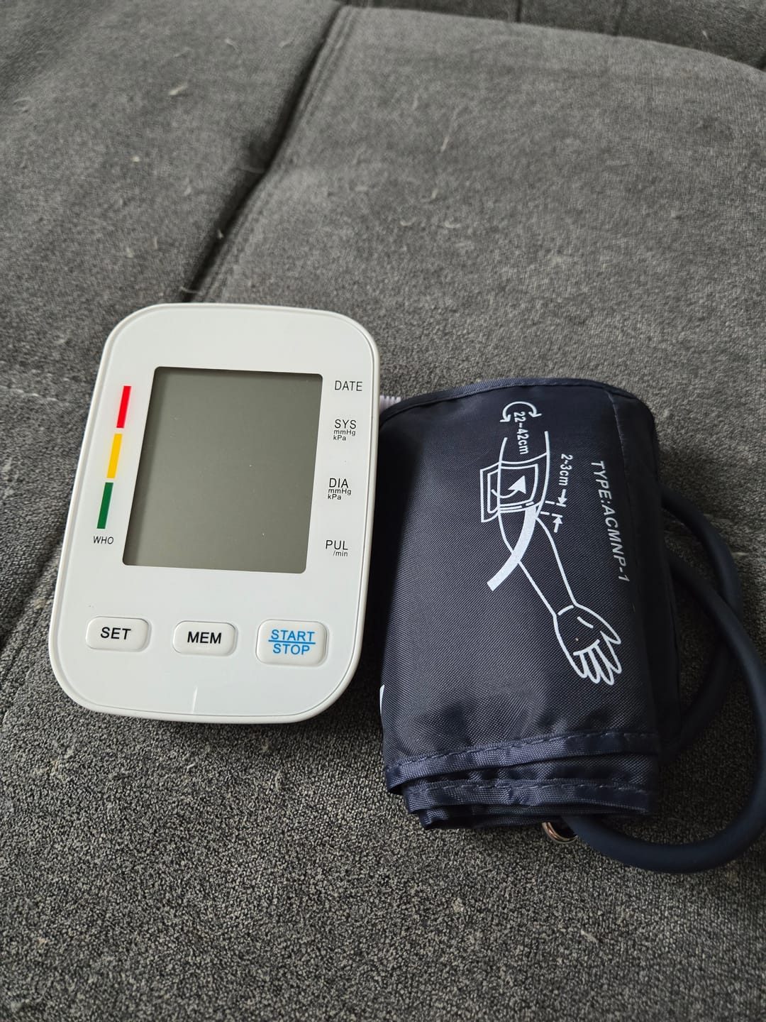 Customer photo review of Vollautomatisches Oberarm-Blutdruckmessgerät mit digitalem Display / Mit komfortabler Manschette und Speicherfunktion / Blutdruck- und Pulsmessung