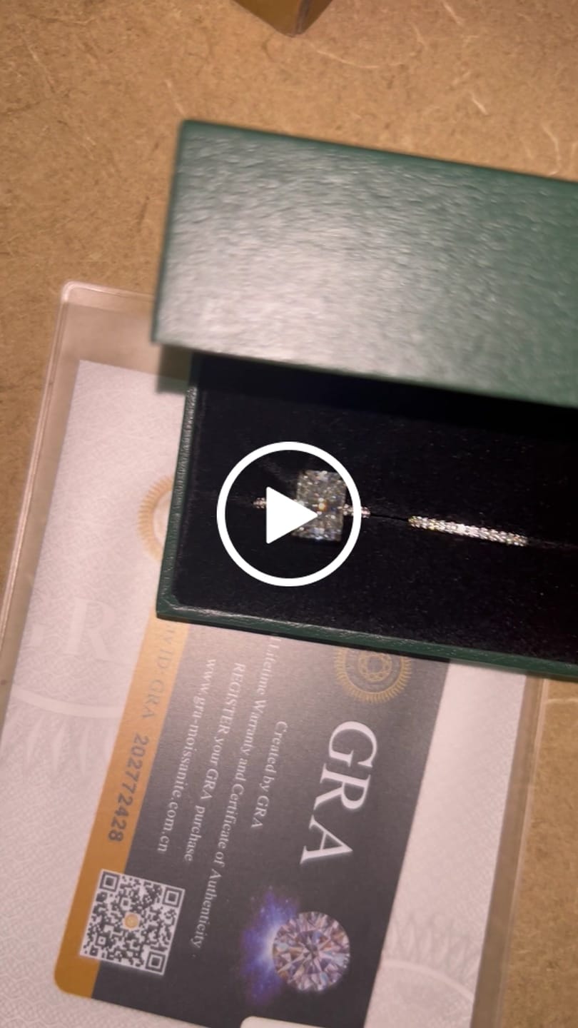 Customer video review of S925 Moissanite 3.5 Ct Radiant Cut White Gold/Yellow Gold/Rose Gold Wedding Ring For Women