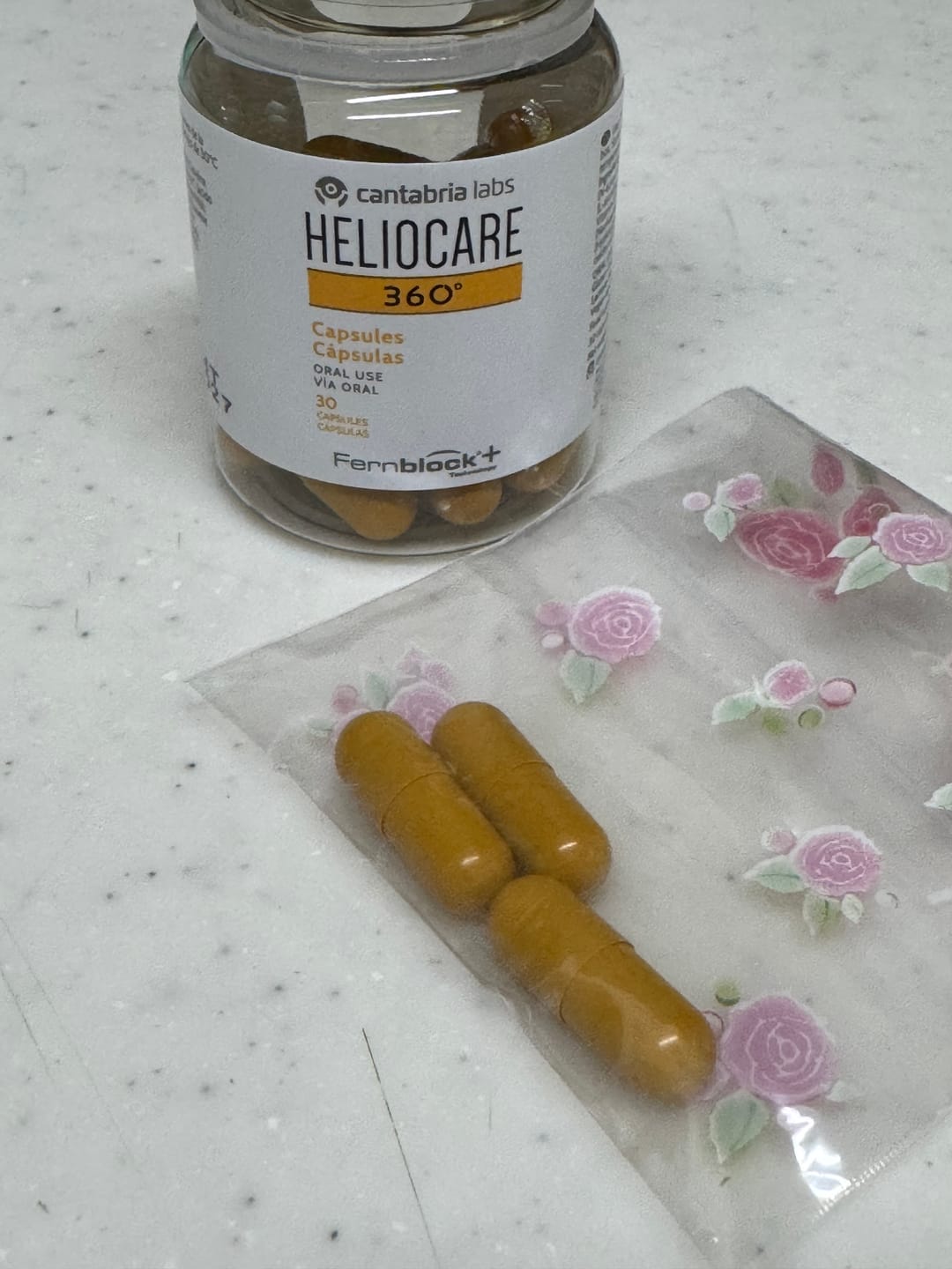 Customer photo review of ヘリオケア360° ORAL（飲む日焼け止め）