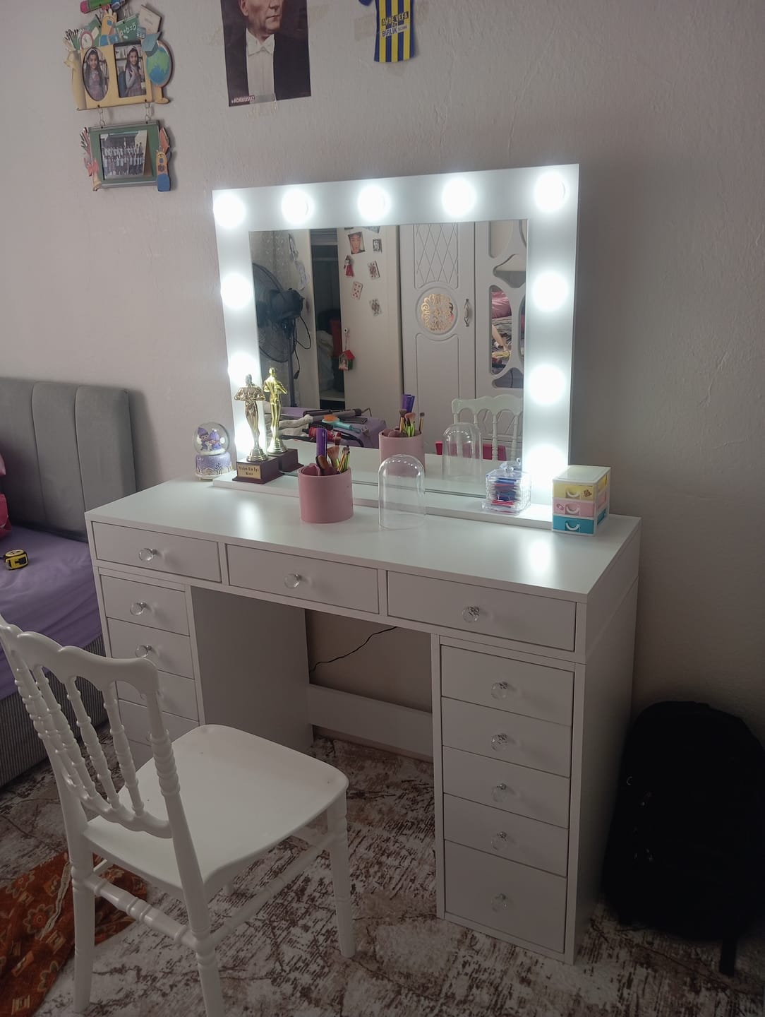 Customer photo review of Rani BJ119 Hollywood Işıklı Aynalı Kulis Makyaj Masası 13 Çekmeceli Takı Düzenleyici Beyaz