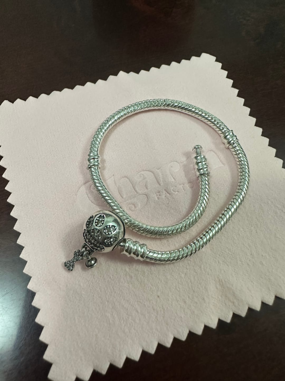 Customer photo review of Pulsera Huella de Perrito Diamantes