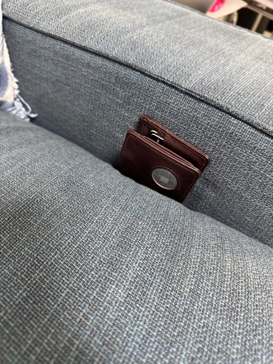 Customer photo review of Supreme Smart VN400 AirTag Wallet