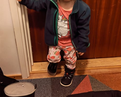 Customer photo review of Vaistoa Kaste lasten vedenpitävät paljasjalkakengät