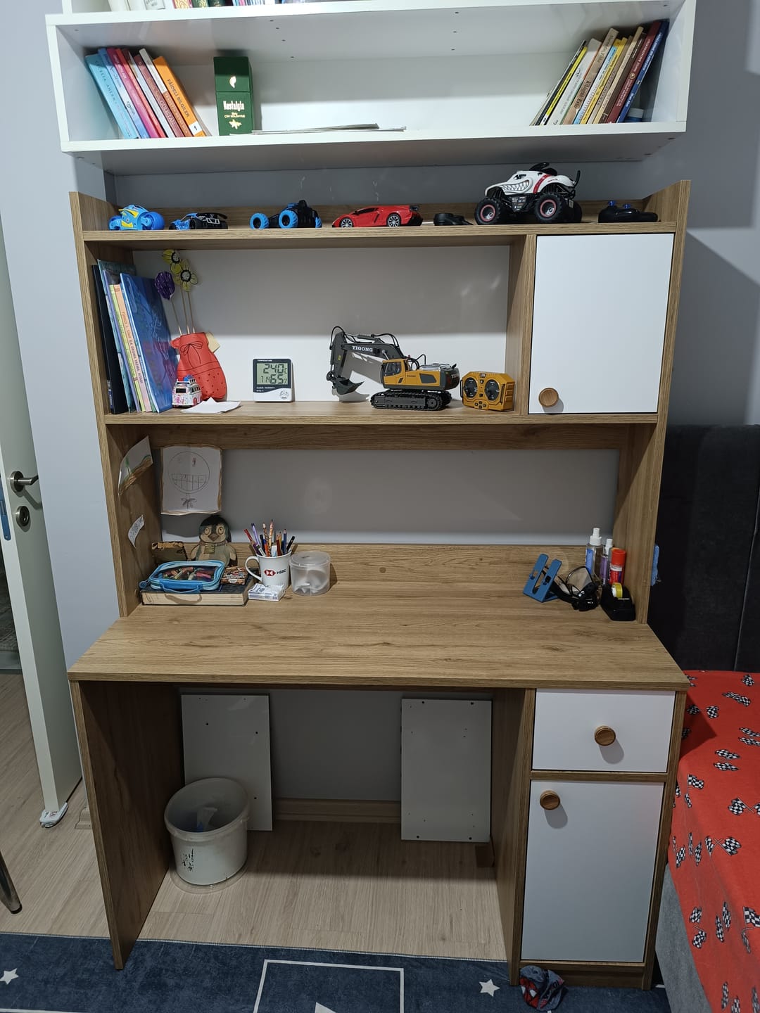 Customer photo review of Rani HA127 Kitaplıklı Raflı 2 Kapaklı 1 Çekmeceli Çalışma Ofis Bilgisayar Masası Sepet Ceviz - Beyaz