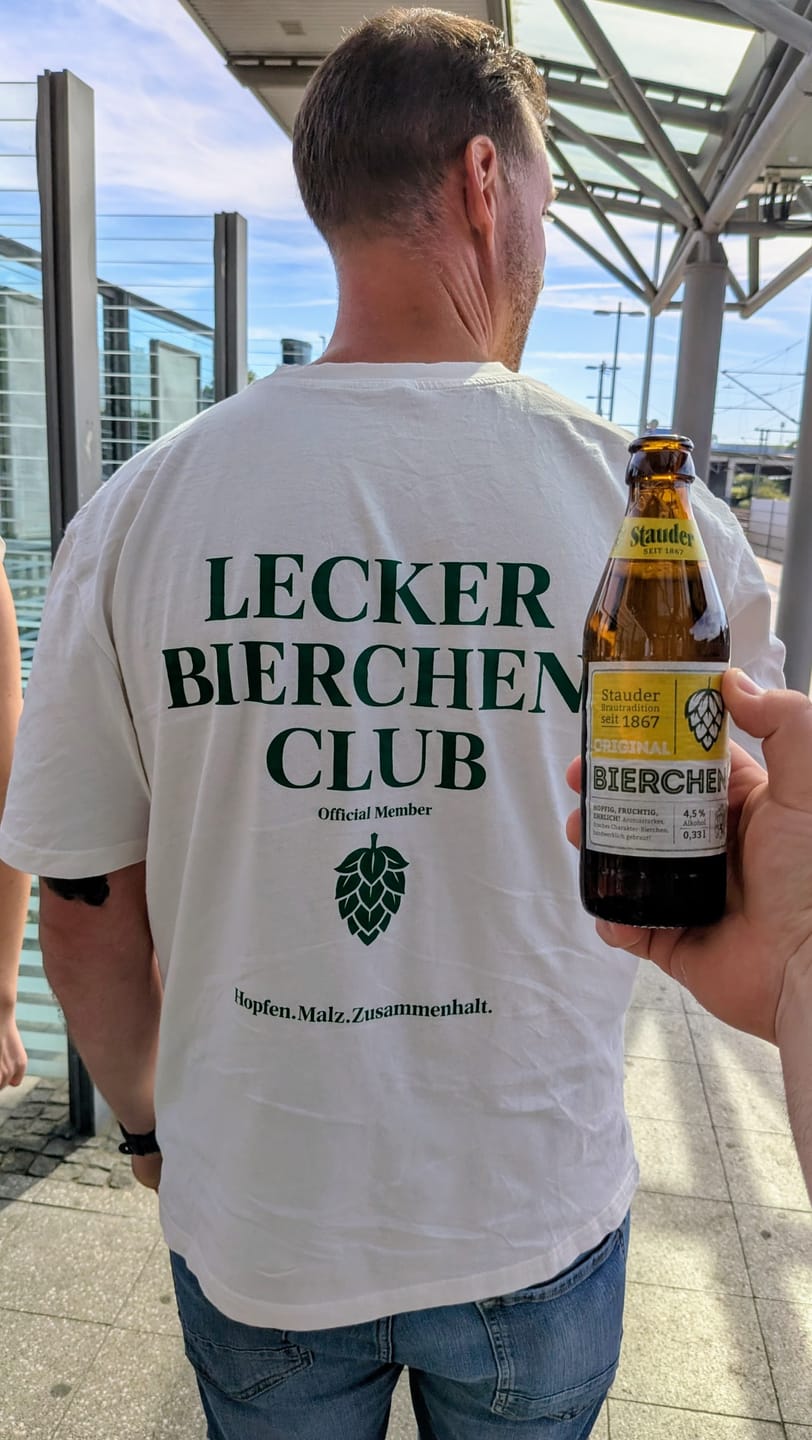 Customer photo review of Lecker Bierchen Club Rückendruck - Premium Unisex  T-Shirt