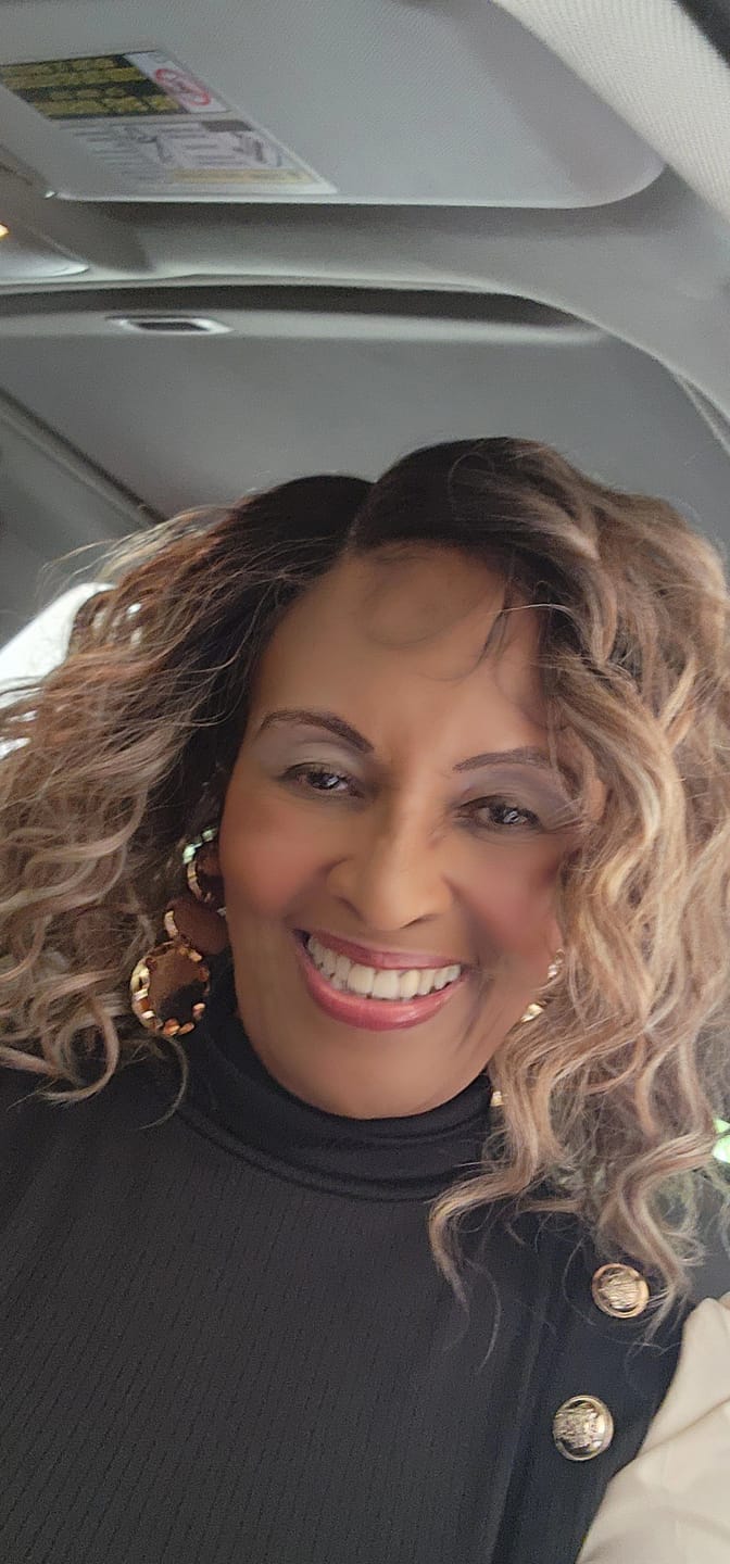 Customer photo review of Outre Melted Hairline Glueless HD Lace Front Wig - MARTISHA
