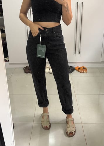 Juliana C. review of Calça Jeans Mom Jequitibá Preta image 1 out of 1