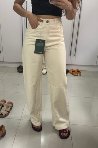 Juliana C. review of Calça Jeans Wide Leg Buriti Bege image 1 out of 2