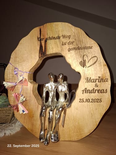 Customer photo review of personalisiertes Liebespaar sitzend  33cm Hochzeitsgeschenk mit Gravur