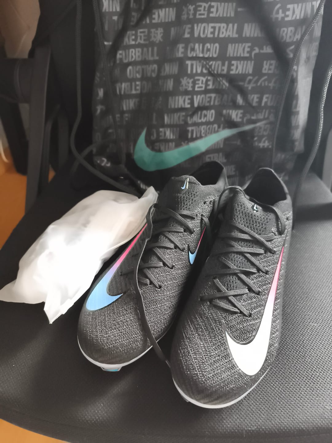Customer photo review of Vapor 16 Nike by You FG - Noir/Bleu/Rose