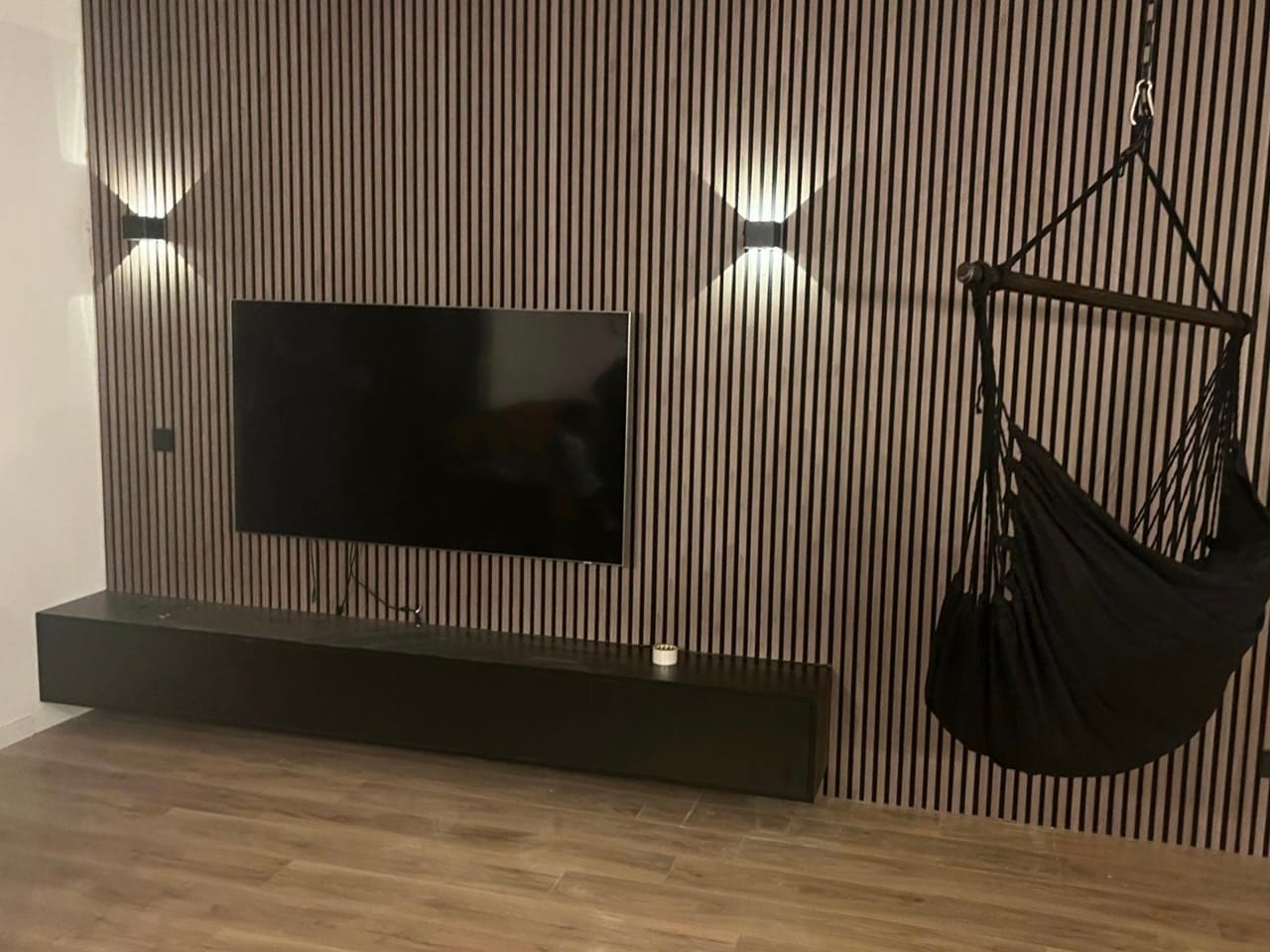 Customer photo review of SOREN – Zwevend TV-Meubel 240 cm - Zwart