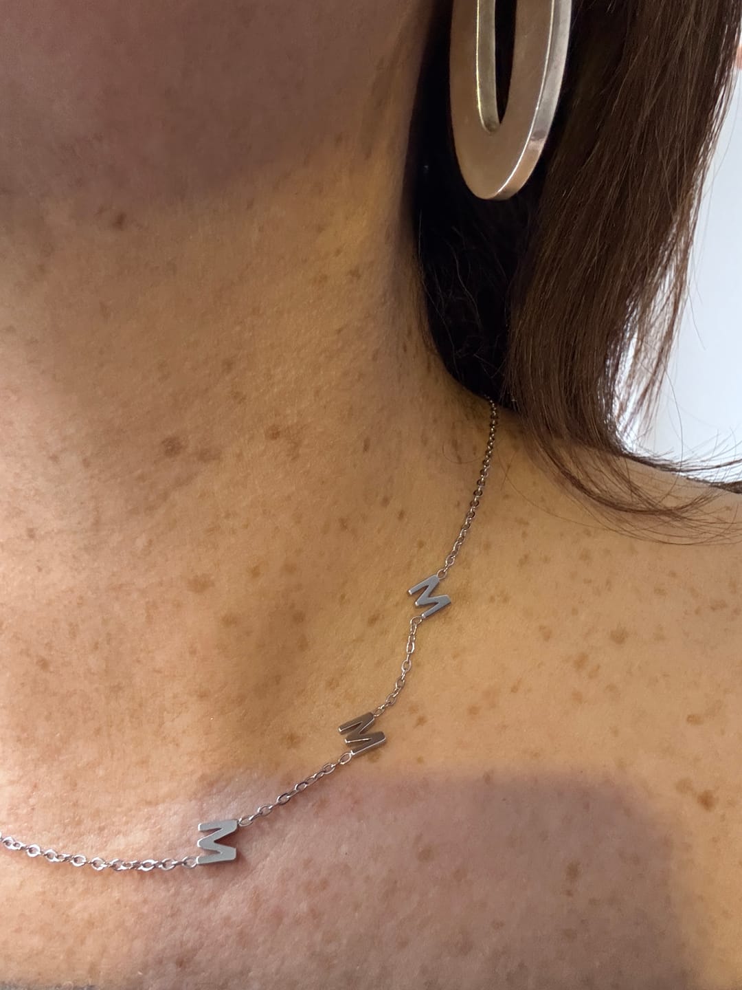 Customer photo review of Collar con iniciales personalizadas en horizontal