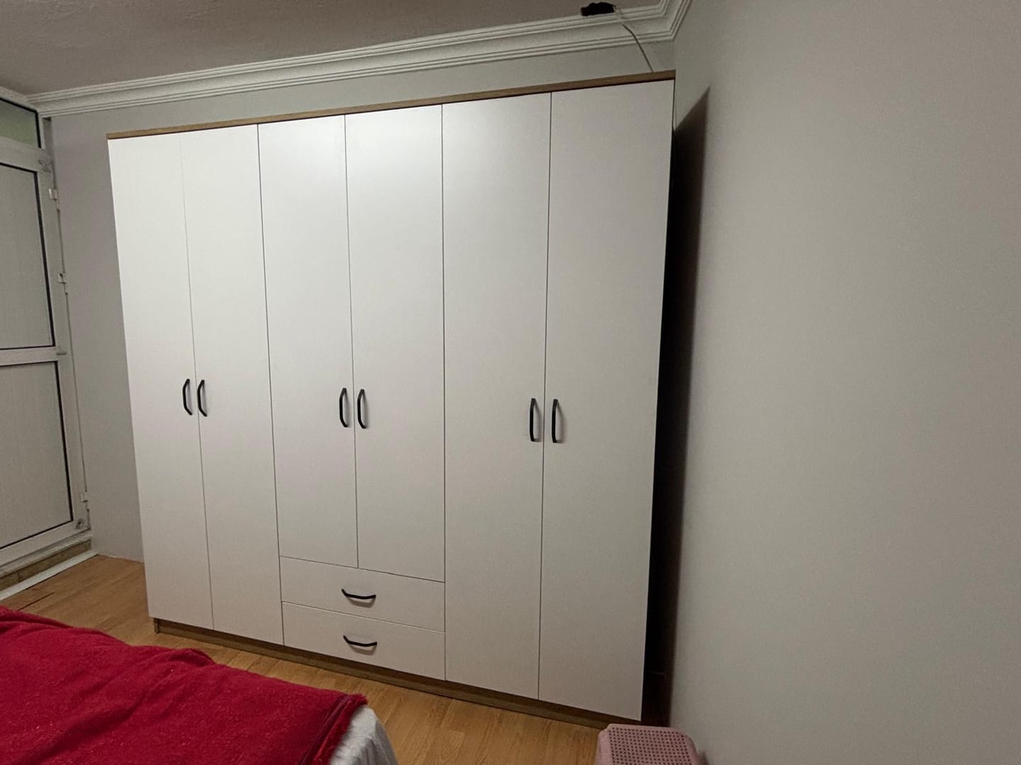 Customer photo review of Rani BA111 Geniş Gardırop Elbise Dolabı 6 Kapaklı 2 Çekmeceli 5 Raflı 3 Askılı Sepet Ceviz - Beyaz