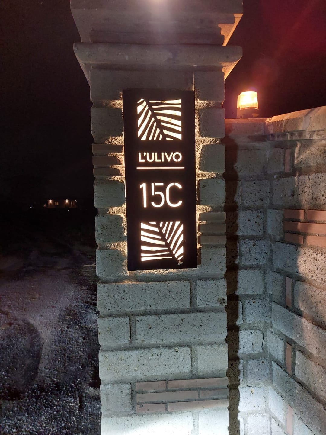 Customer photo review of Numero in alluminio retroilluminato: Ode