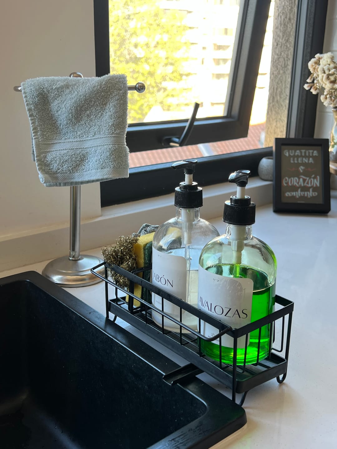 Customer photo review of Rack de Almacenamiento para Fregadero con Tubo de Drenaje Giratorio Estante de Esponja