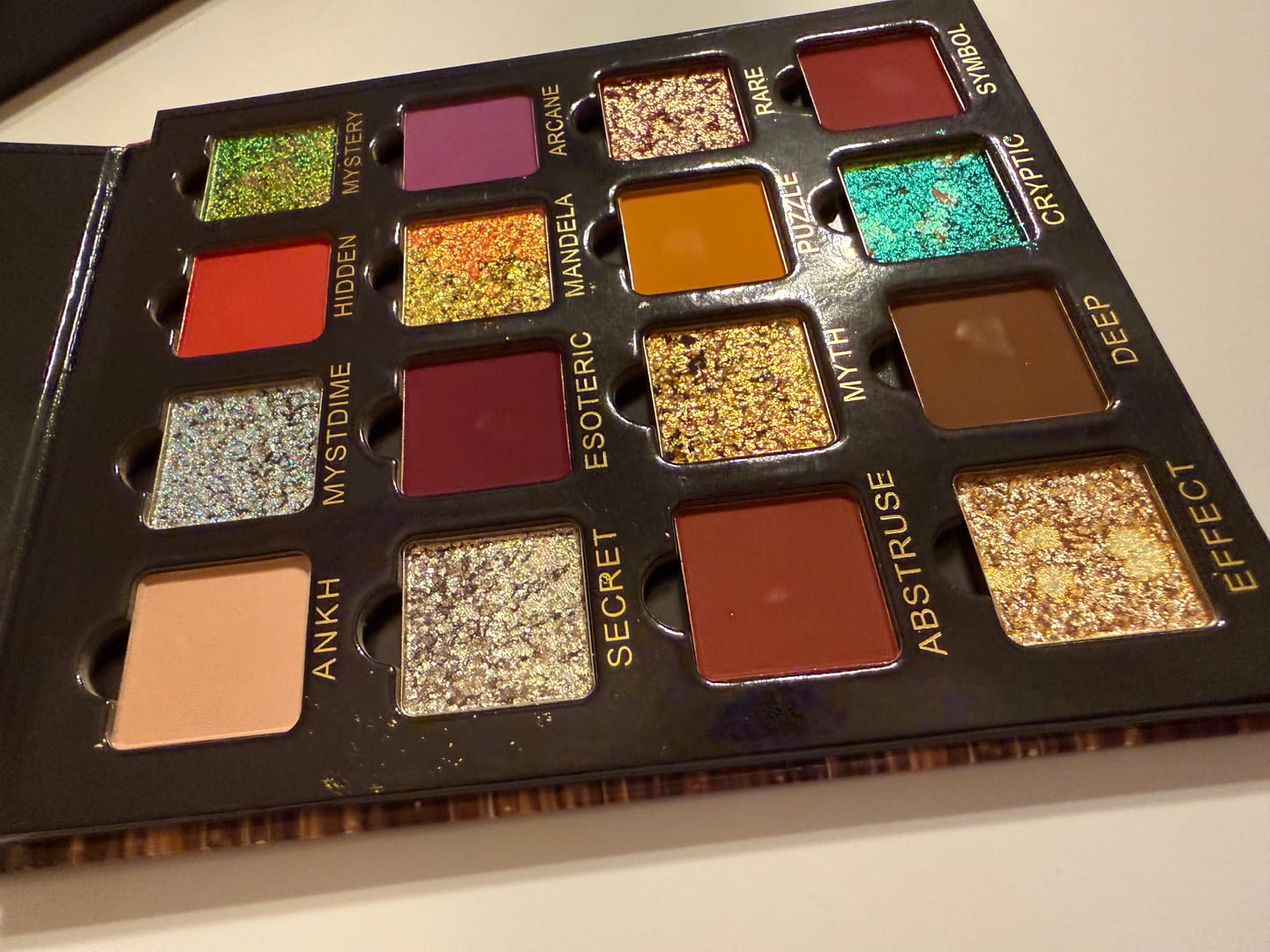 Customer photo review of Mandela Marbled Multichrome Magnetic Eyeshadow Palette