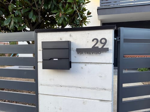 Customer photo review of Numero civico e testo sagomato modello Line 02 Alluminio