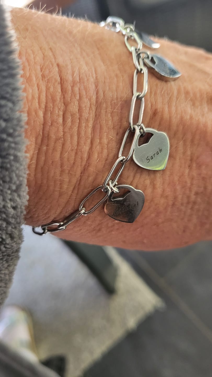 Customer photo review of Armband mit personalisierten Herzanhängern