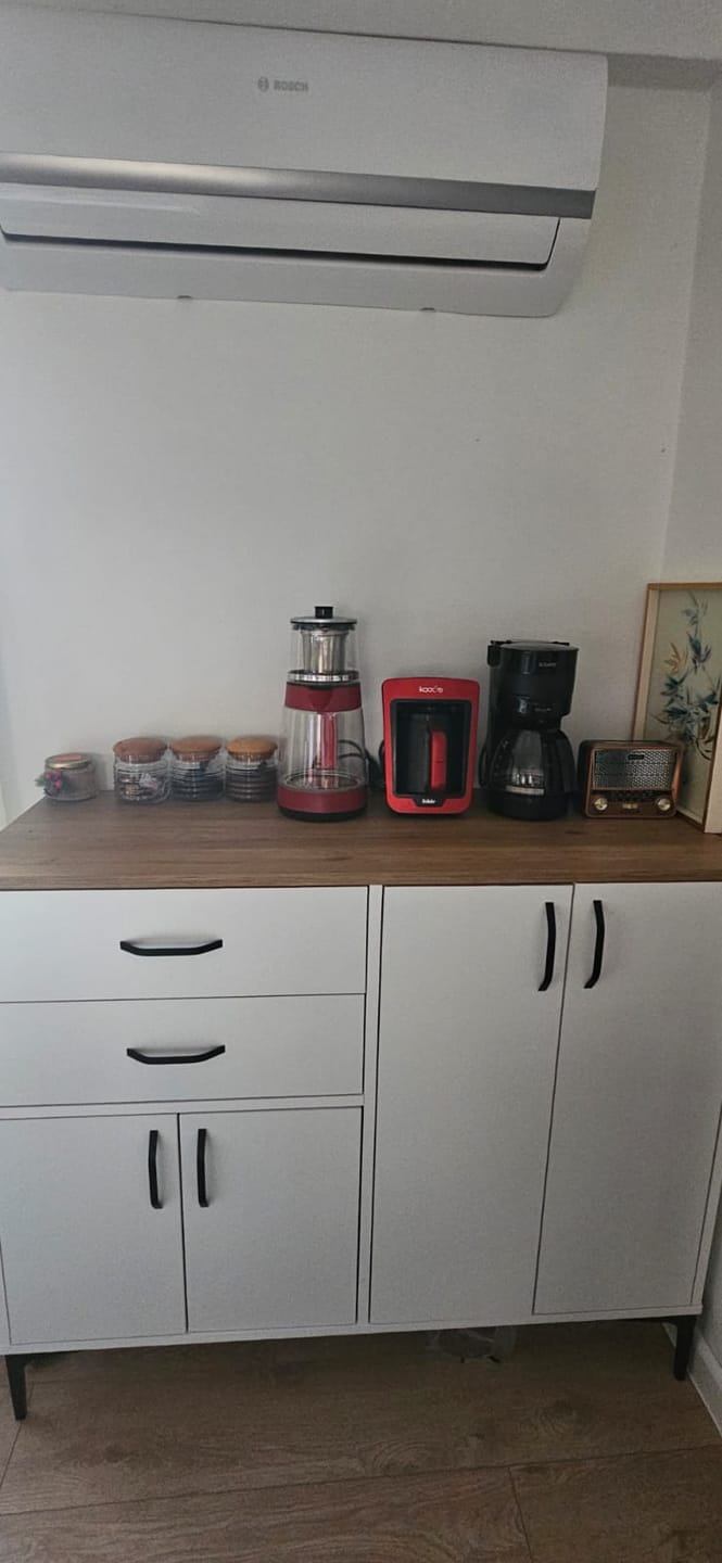 Customer photo review of Rani JE210 Kahve Köşesi Çok Amaçlı Dolap 4 Kapaklı 2 Çekmeceli Kiler Mutfak Dolabı Beyaz - Sepet Ceviz