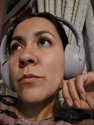 Customer photo review of Audífonos On Ear One Plus ANC: 3 micrófonos 44h Batería y Conexión Dual Rosa