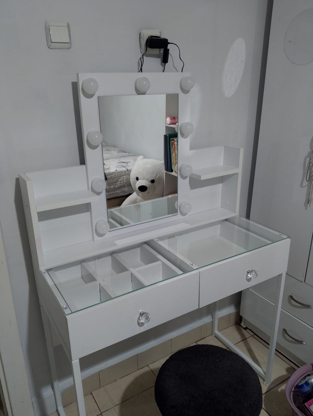 Customer photo review of Rani BJ145 Hollywood Işıklı Aynalı Kulis Makyaj Masası Cam Tablalı 2 Çekmeceli Takı Düzenleyici Beyaz