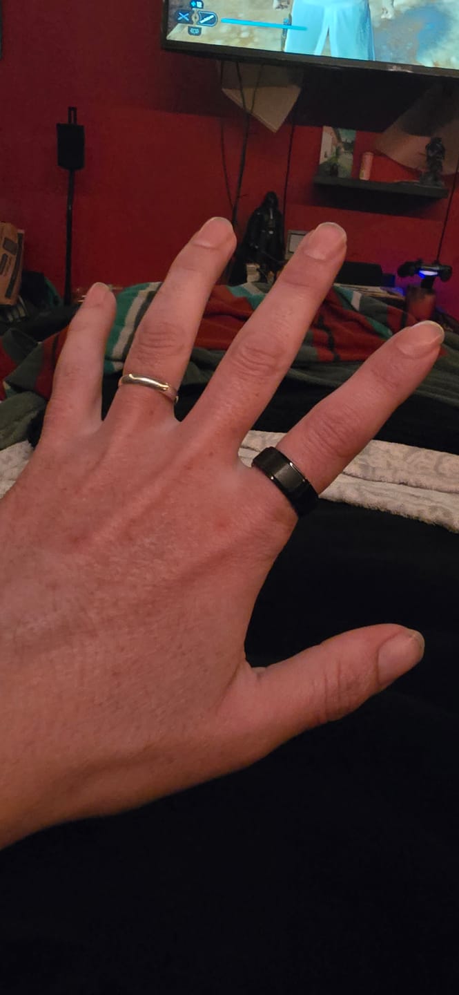 Customer photo review of Anillo Essential Strong Black Carburo de Tungsteno