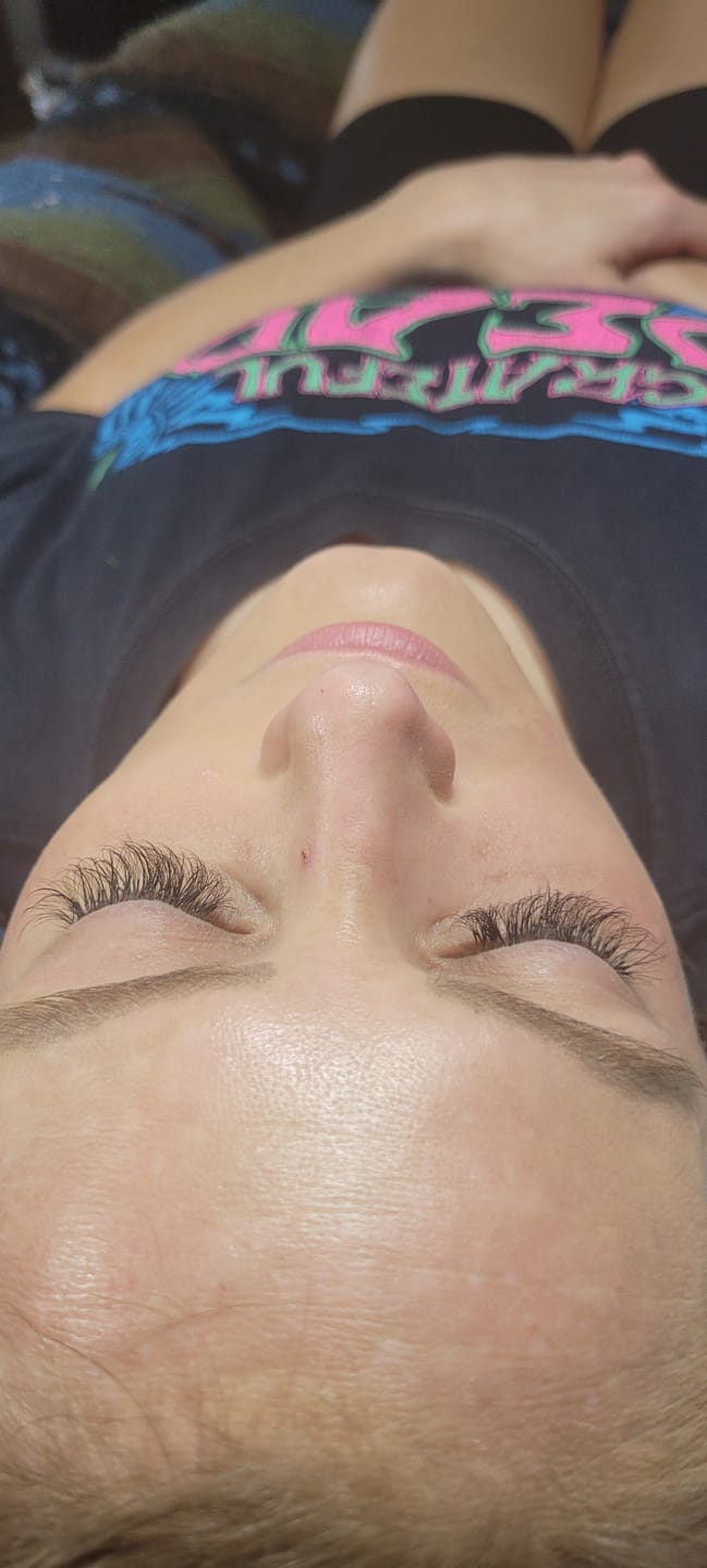 Customer photo review of EYELASH EXTENSION GLUE: THOUSANDLASHES’ ULTRA CRYSTAL BOND