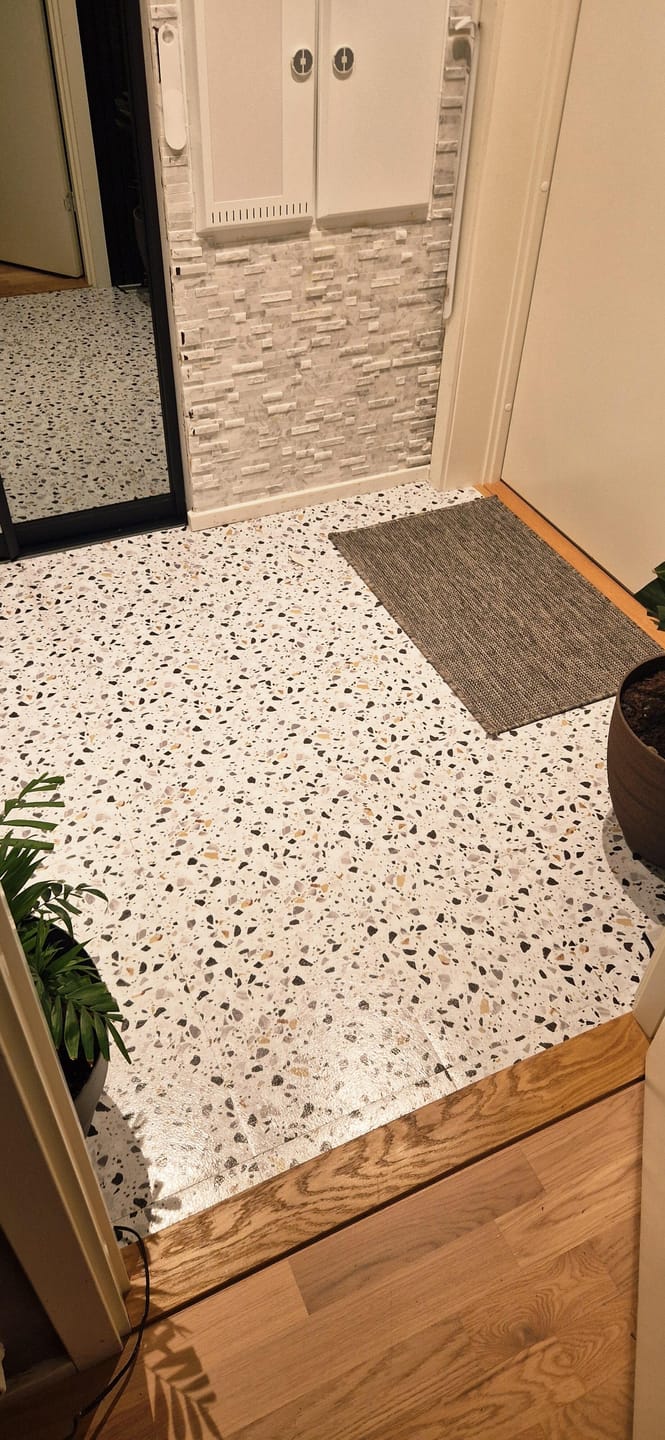 Customer photo review of Sirocco Soft Terrazzo selvklebende gulvfliser