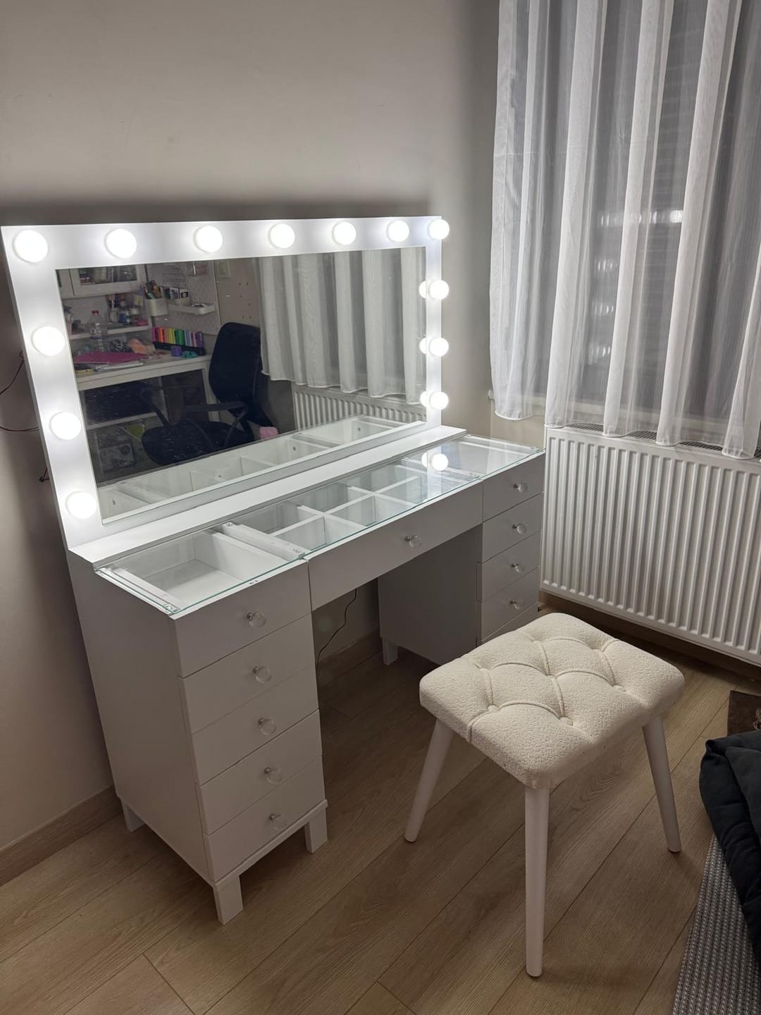 Customer photo review of Rani BJ163 Hollywood Işıklı Aynalı Kulis Makyaj Masası Cam Tablalı 11 Çekmeceli Takı Düzenleyici Puf Takım Beyaz