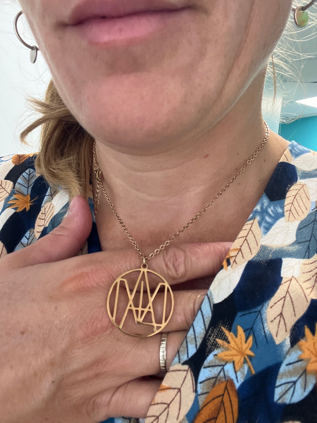 Customer photo review of Collier Médaillon Monogramme Personnalisé